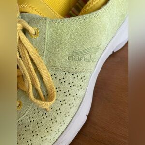 Dansko Elise //
Size 38 // Light Green Leather Suede Sneakers EUC